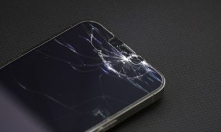 iPhoneの画面割れを早期に修理しなければならない理由とは？修理費用の相場も紹介